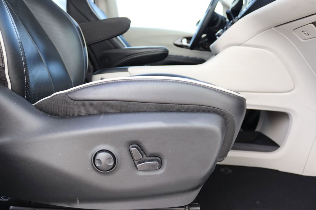 Used 2023 Chrysler Pacifica Limited image 45
