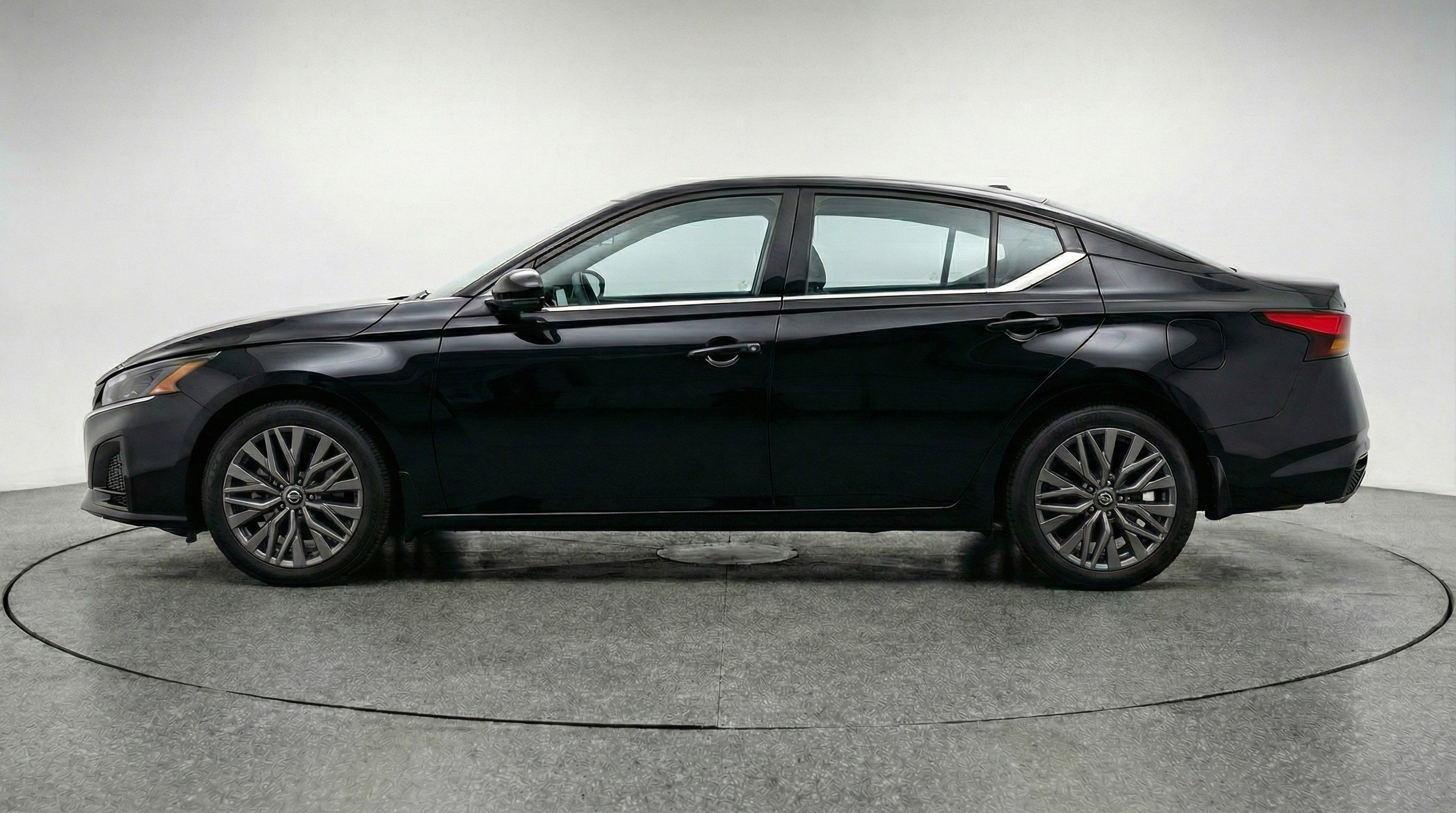 Used 2025 Nissan Altima 2.5 SV image 5