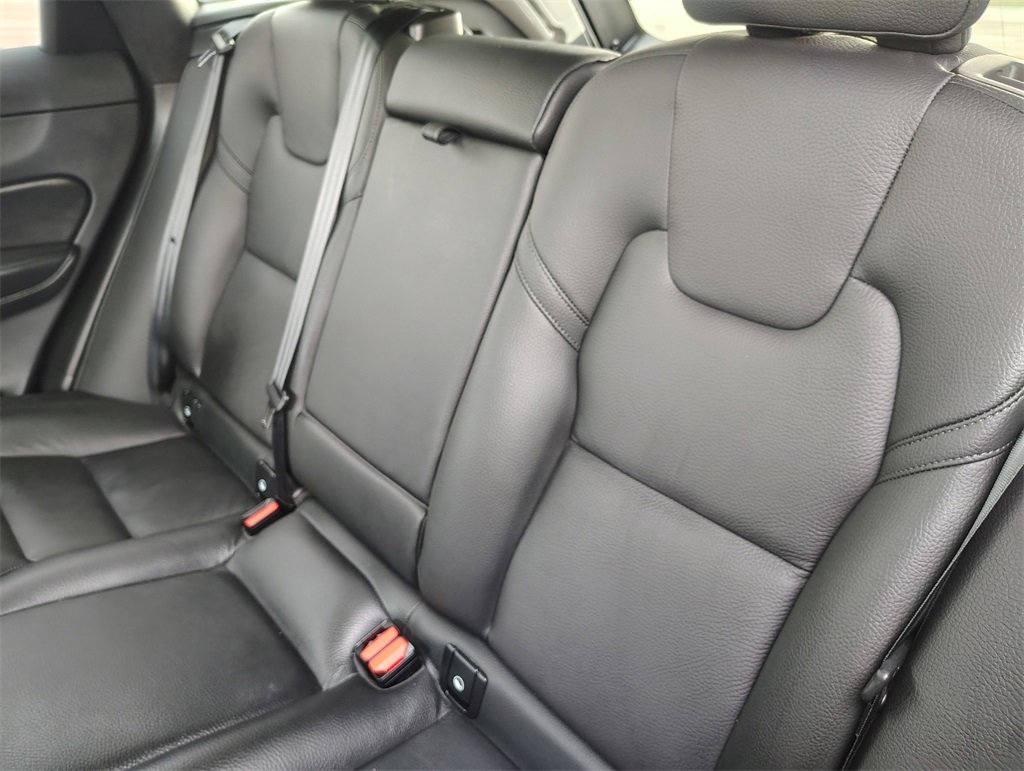 Used 2025 Volvo XC60 B5 Plus image 27