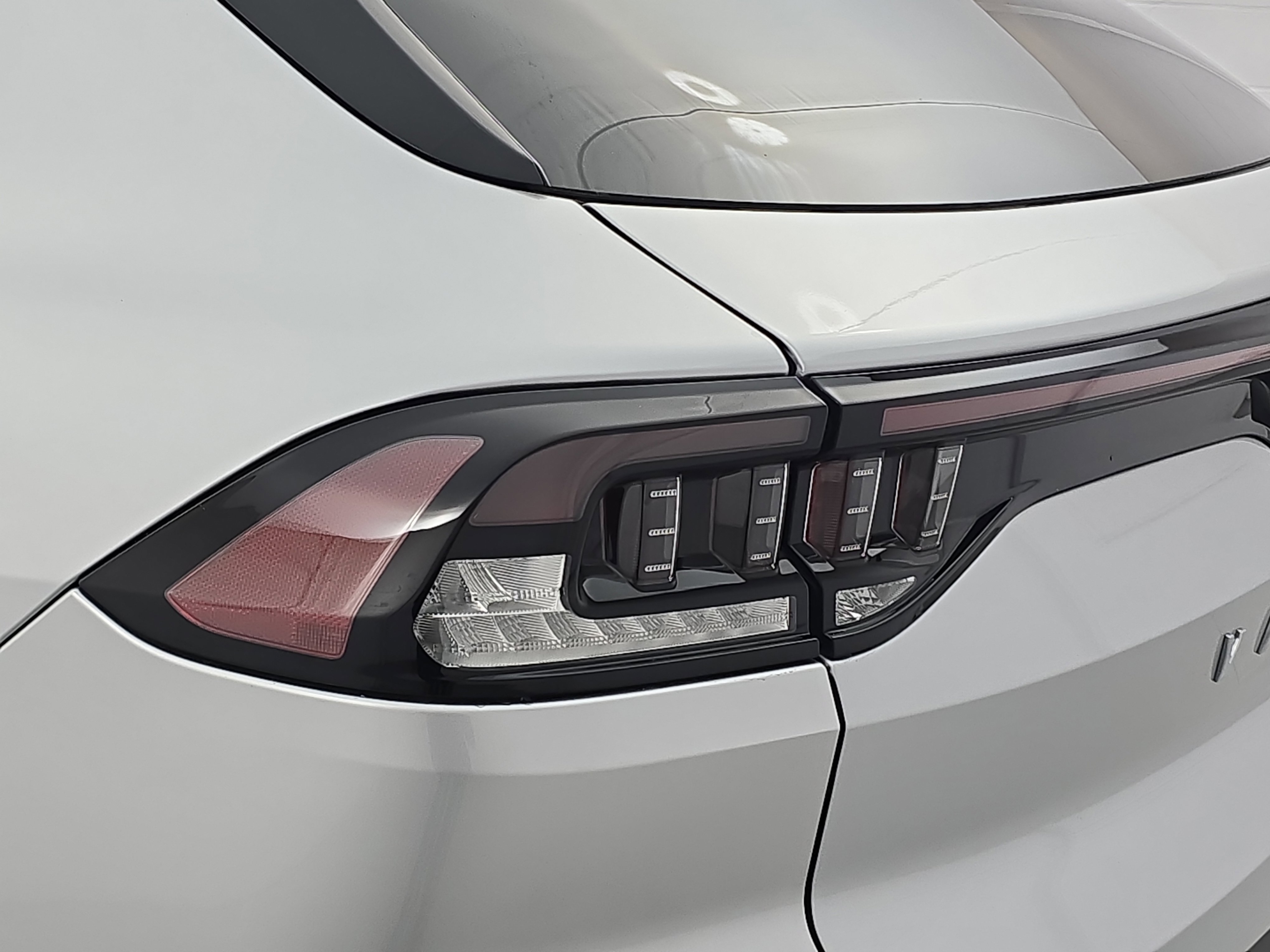 New 2025 VinFast VF 8 Eco image 31