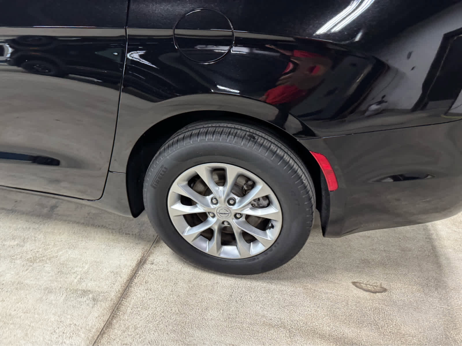 Used 2024 Chrysler Pacifica Touring-L image 9