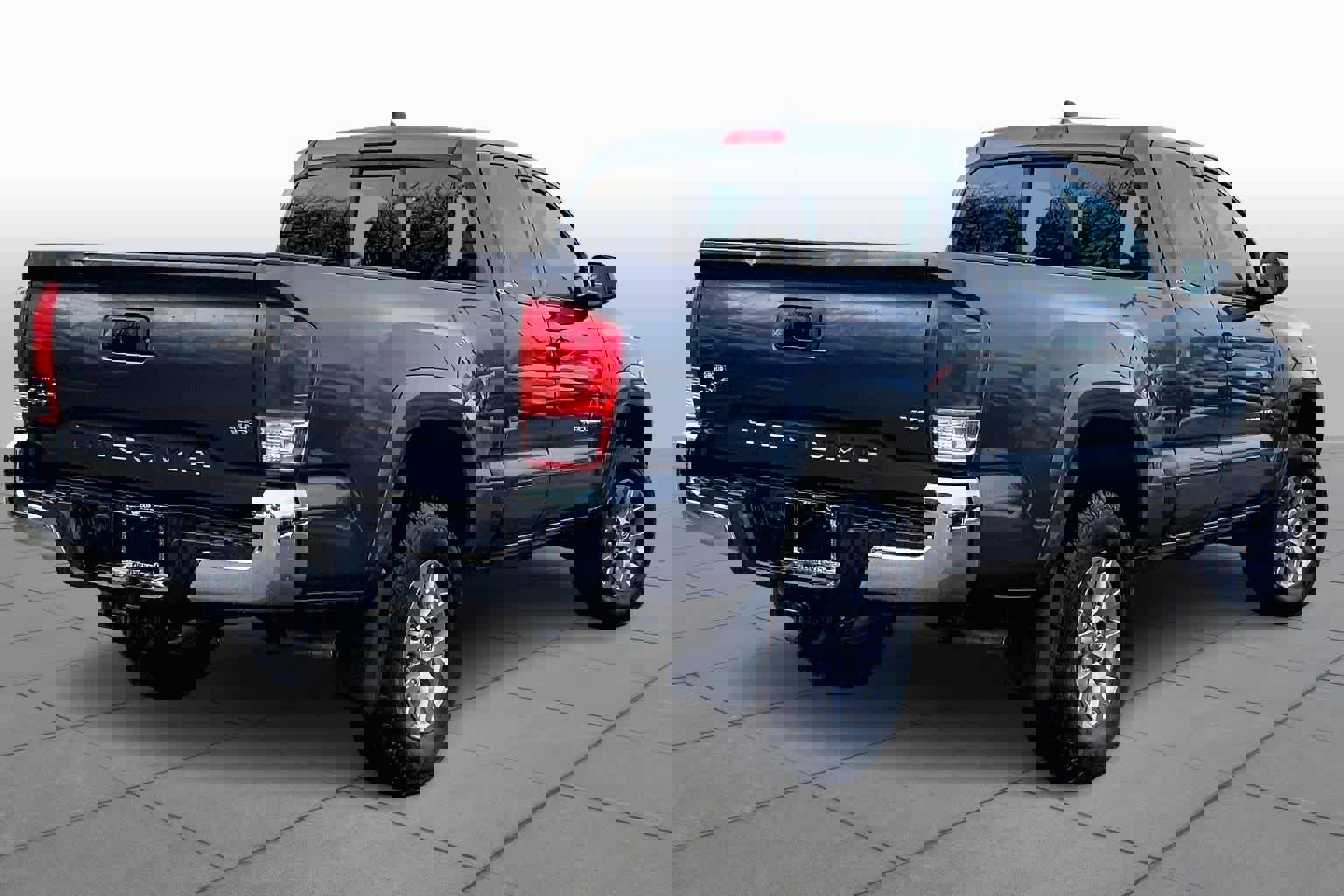 Used 2016 Toyota Tacoma SR5 w/ SR5 Appearance Package (SN) image 13