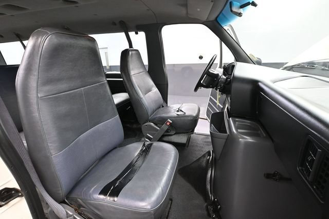Used 1995 Ford E-150 and Econoline 150 Club Wagon RWD image 35