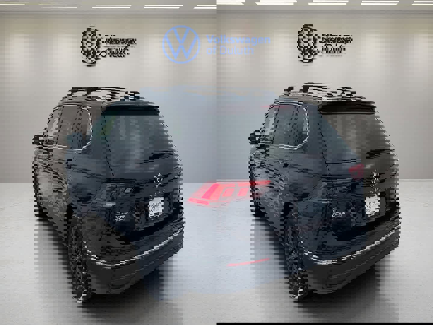 Certified 2024 Volkswagen Tiguan SE image 3