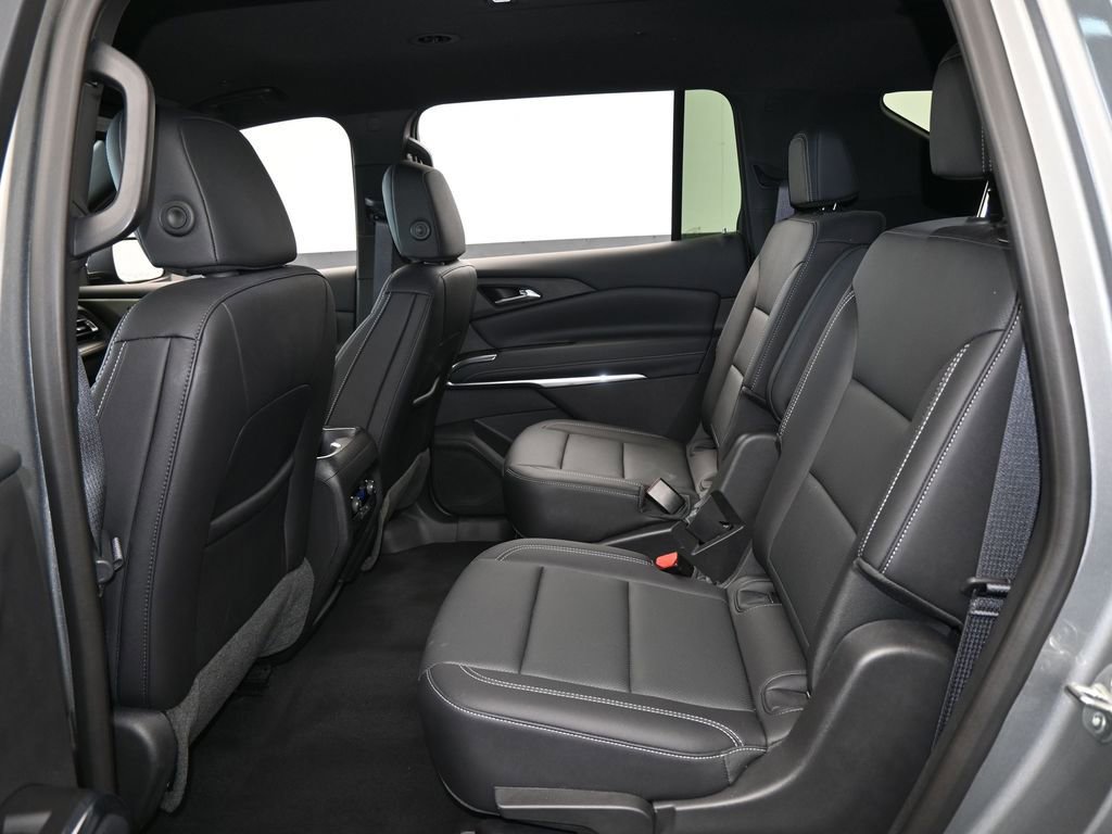 Used 2025 Chevrolet Traverse LT image 34