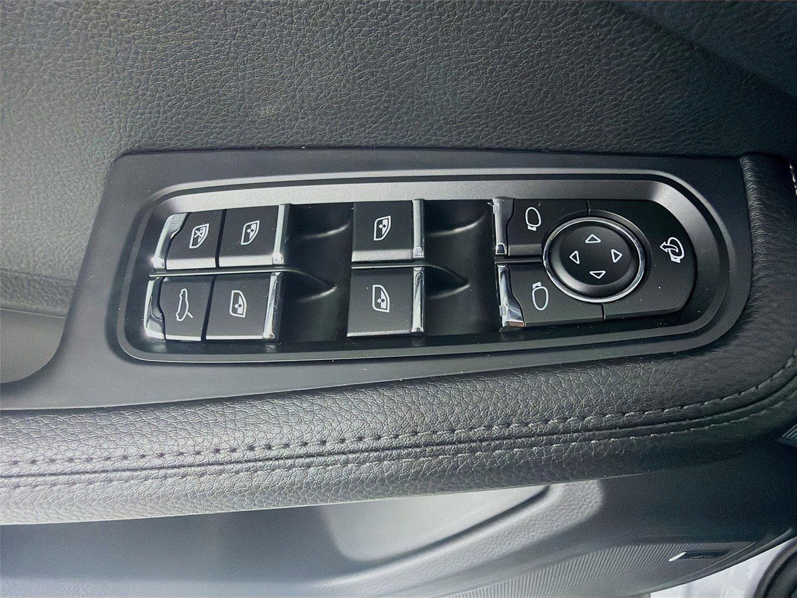 Certified 2025 Porsche Macan image 8