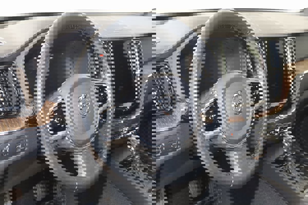 Used 2021 Volvo XC60 T5 Inscription w/ Protection Package Premier image 6