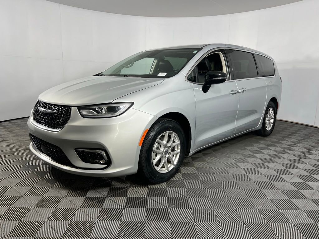 Used 2024 Chrysler Pacifica Touring-L image 3