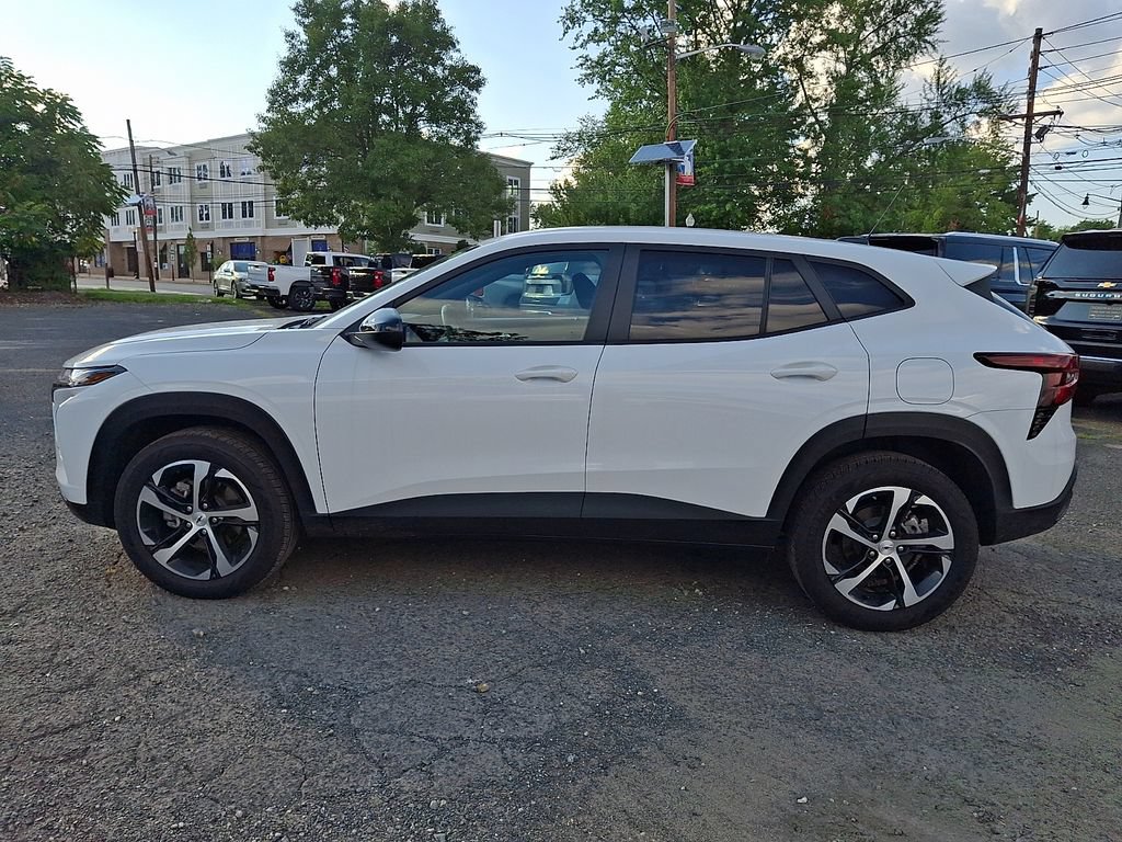 Used 2025 Chevrolet Trax RS w/ Driver Confidence Package FWD image 4