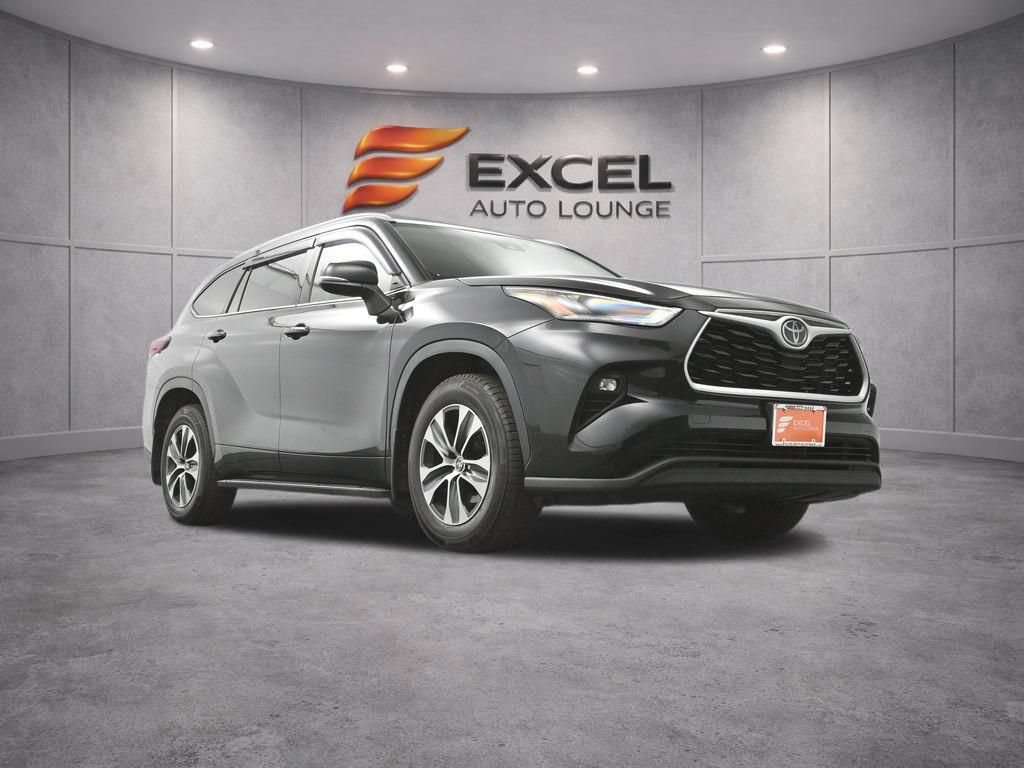 Used 2022 Toyota Highlander XLE AWD/4WD image 47