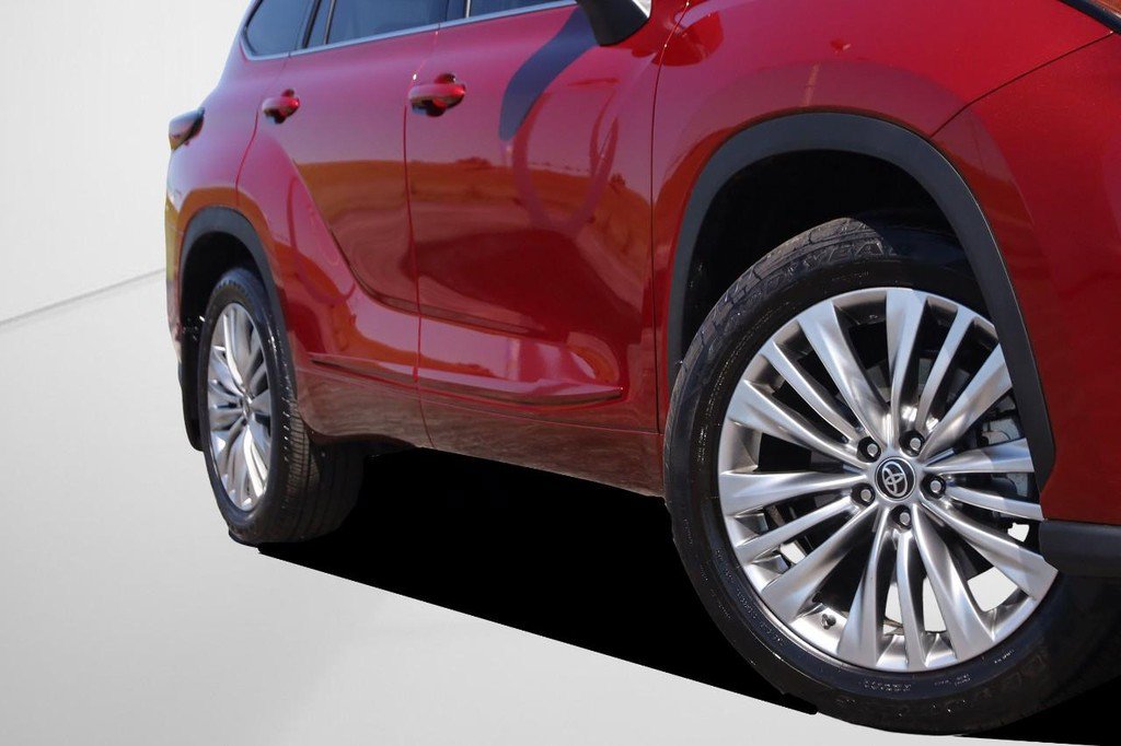 Used 2025 Toyota Highlander Platinum AWD/4WD image 3
