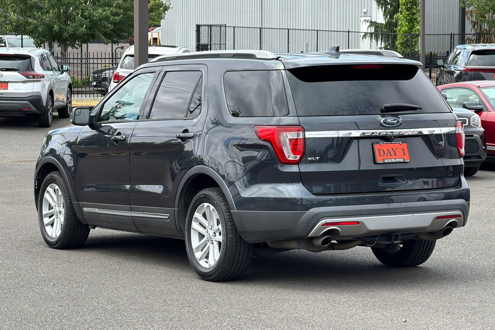 Used 2017 Ford Explorer XLT FWD image 8