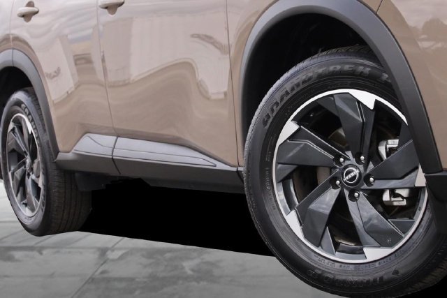 Certified 2025 Nissan Rogue SV AWD/4WD image 3