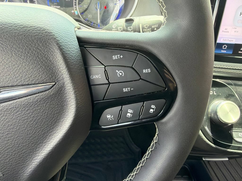 Used 2024 Chrysler Pacifica Touring FWD image 22
