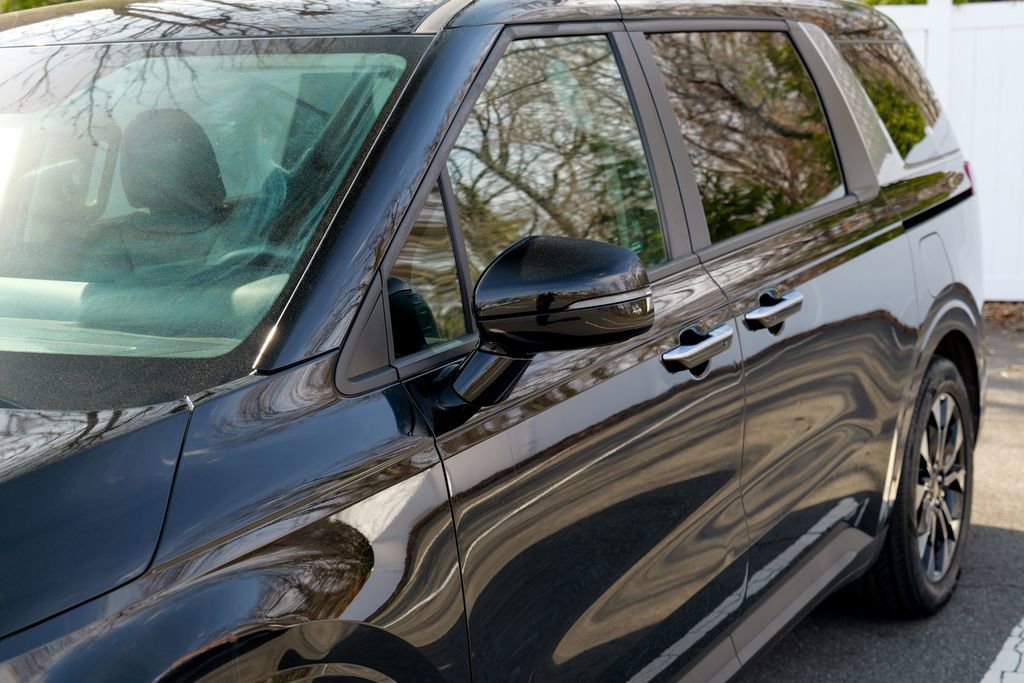 Used 2024 Kia Carnival EX image 11