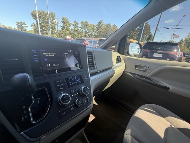 Used 2017 Toyota Sienna LE image 24
