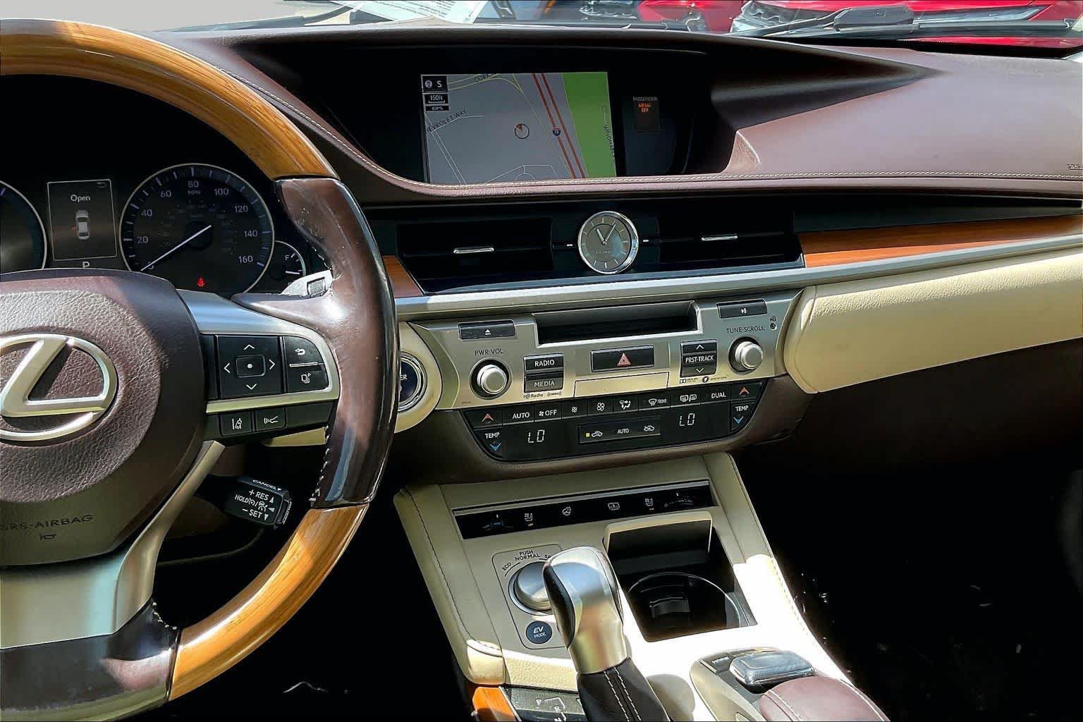 Used 2017 Lexus ES 300h w/ Luxury Package FWD image 7
