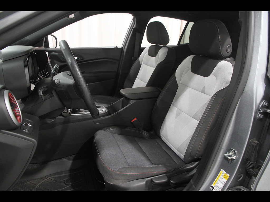 Used 2024 Chevrolet Trax RS w/ Driver Confidence Package FWD image 5