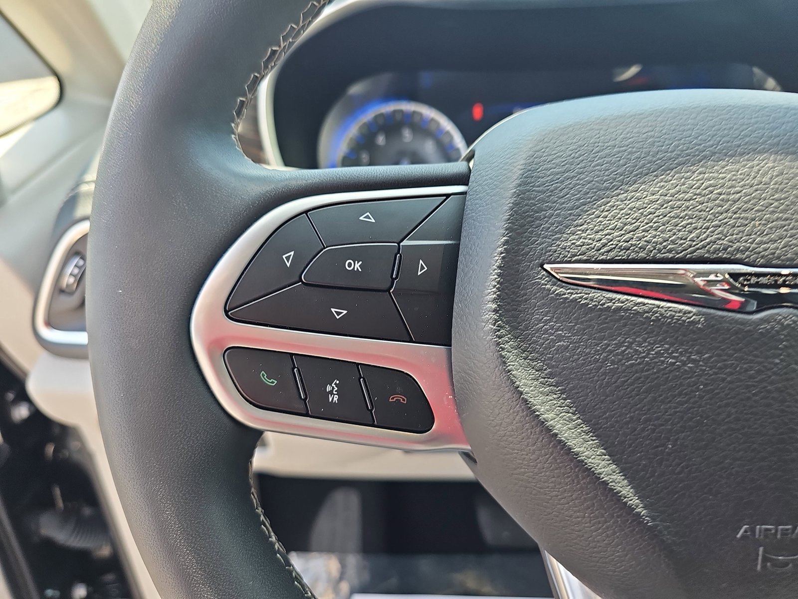 Used 2023 Chrysler Pacifica Limited w/ Uconnect Theater Family Group image 19