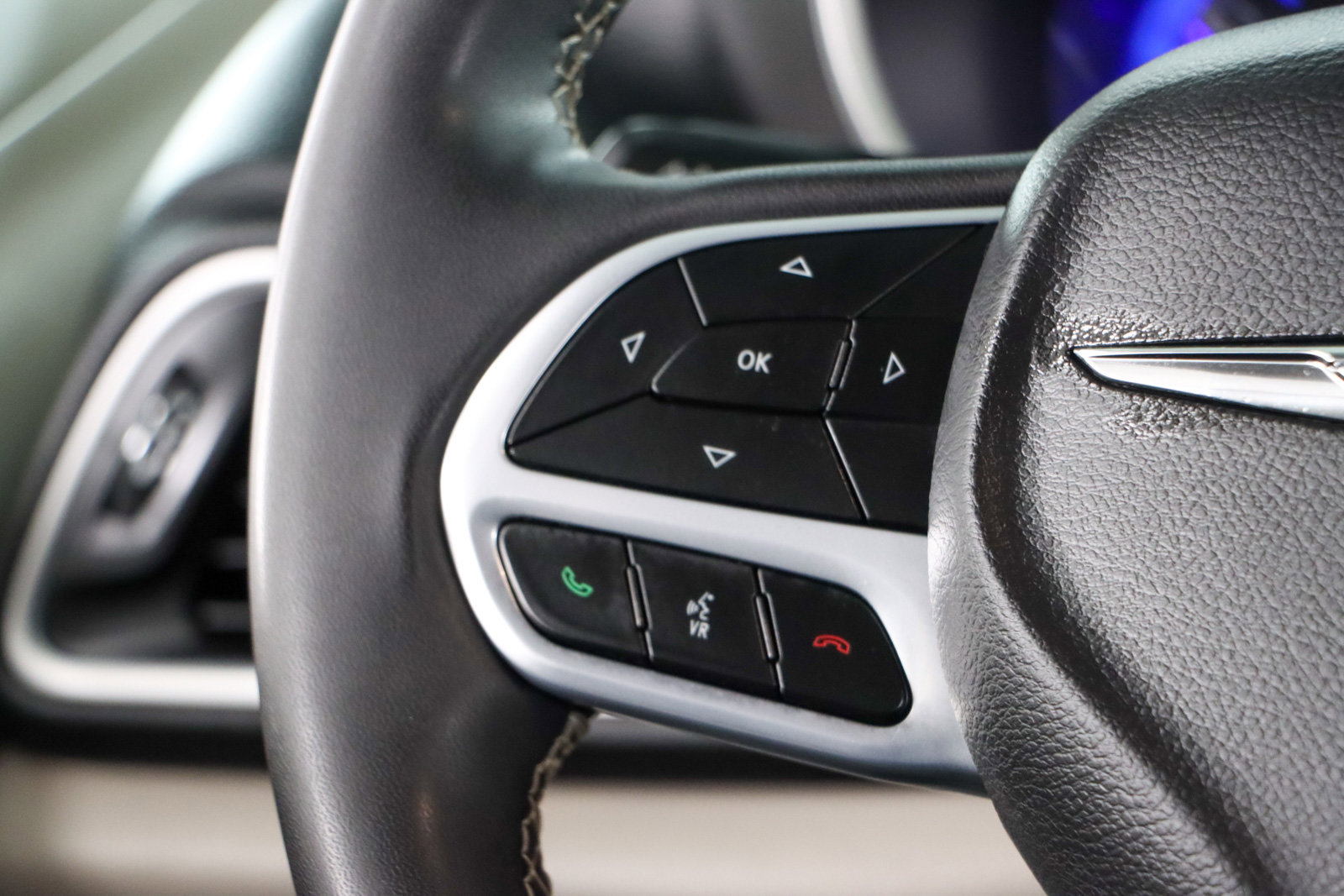 Used 2023 Chrysler Pacifica Touring-L image 13