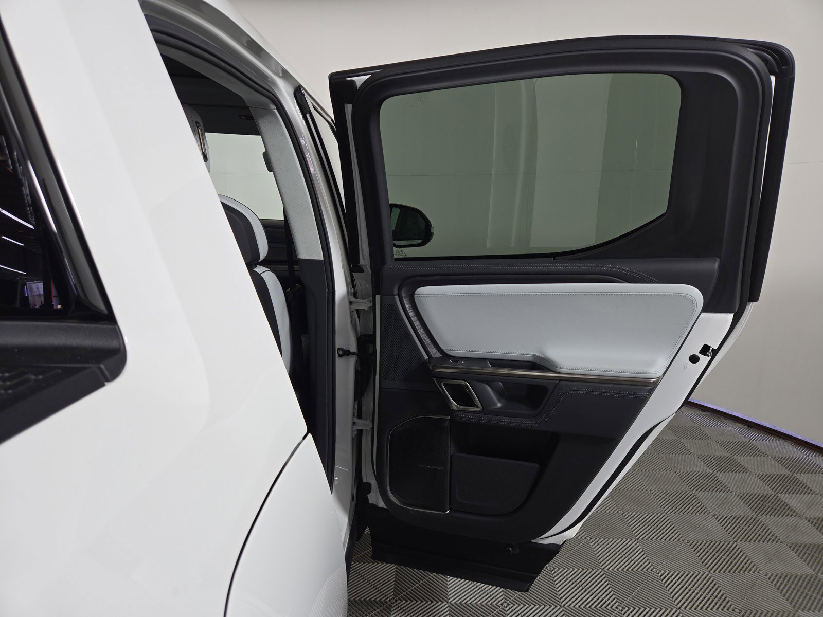 Used 2022 Rivian R1T Adventure image 19