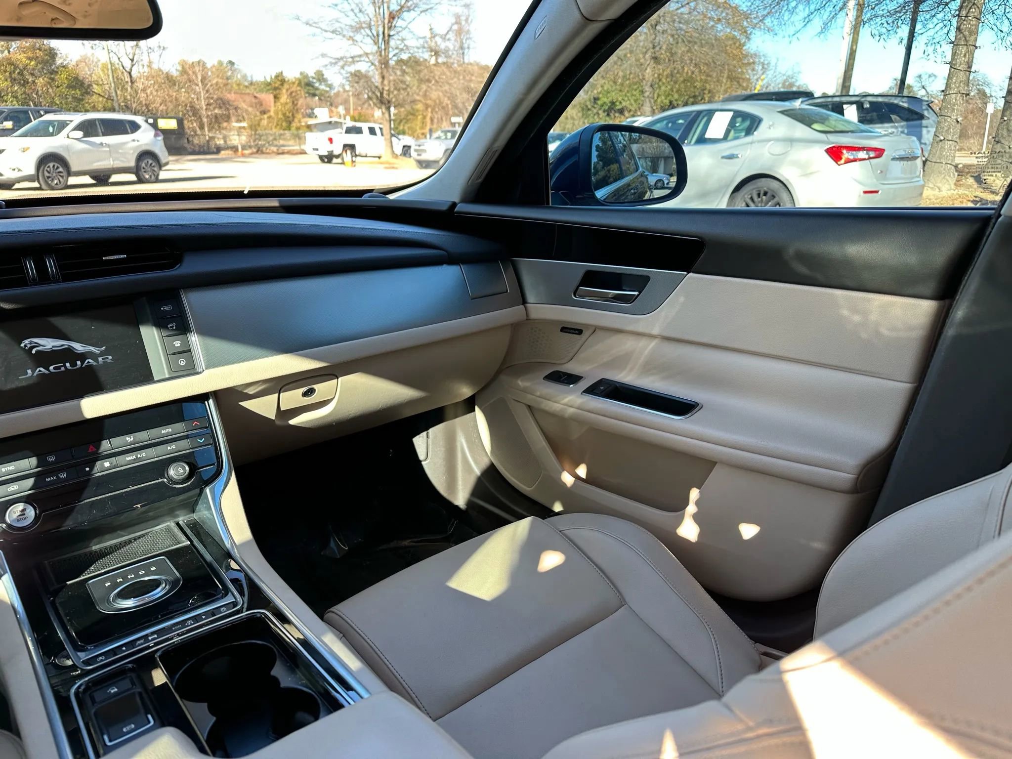 Used 2017 Jaguar XF Premium image 22