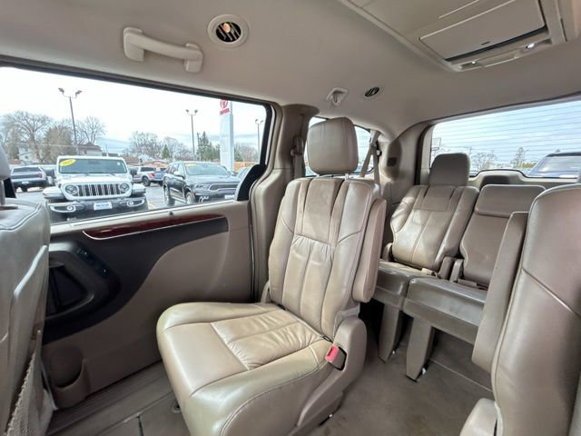 Used 2012 Chrysler Town & Country Limited image 31
