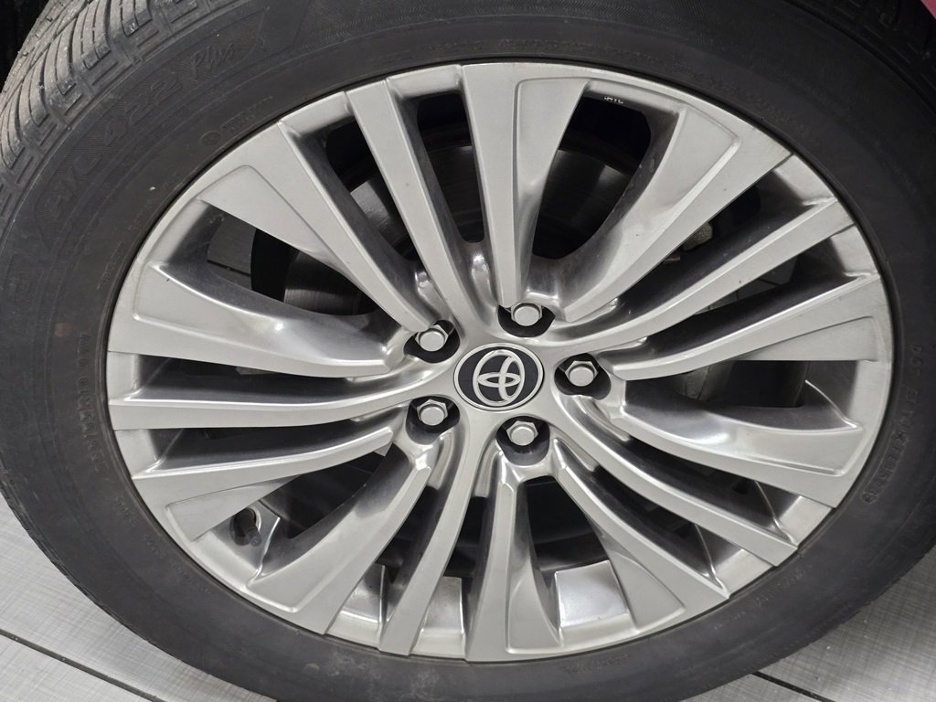 Certified 2024 Toyota Venza Limited image 9