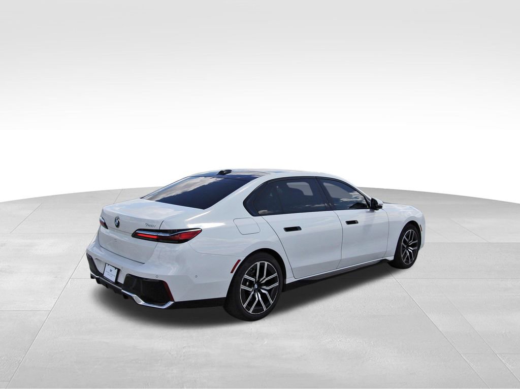 Used 2025 BMW 740i image 4