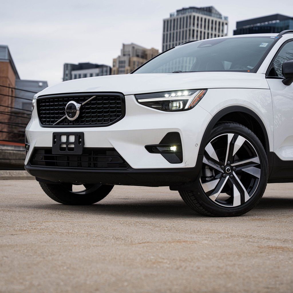 Certified 2025 Volvo XC40 B5 Ultra w/ Climate Package image 2