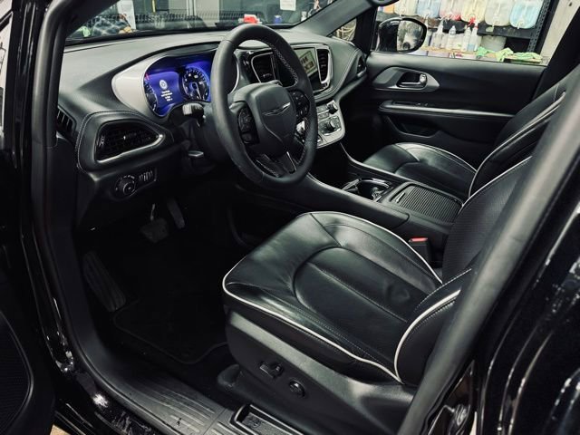 Certified 2025 Chrysler Pacifica Limited image 19