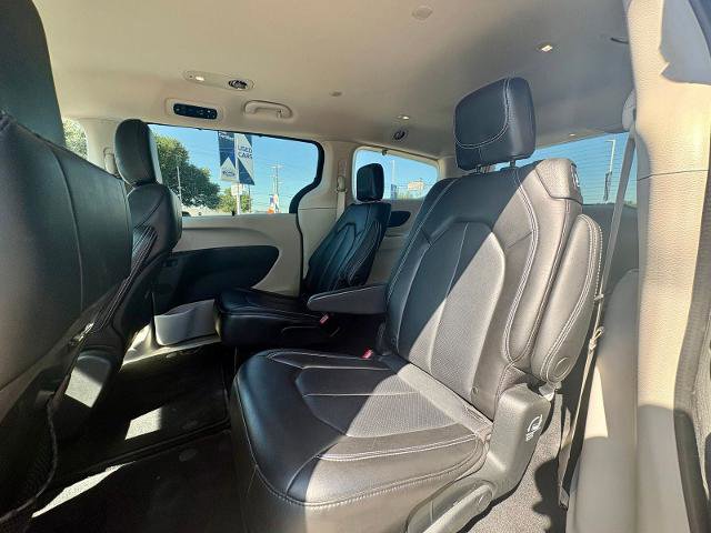 Used 2023 Chrysler Pacifica Touring-L FWD image 15