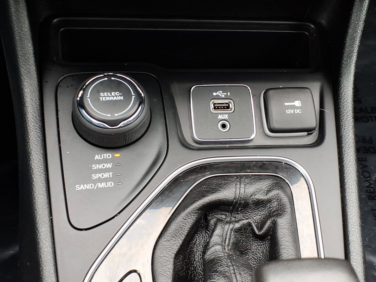 Used 2019 Jeep Cherokee Latitude Plus AWD/4WD image 14