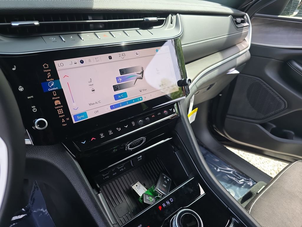 New 2026 Jeep Grand Cherokee Altitude image 21