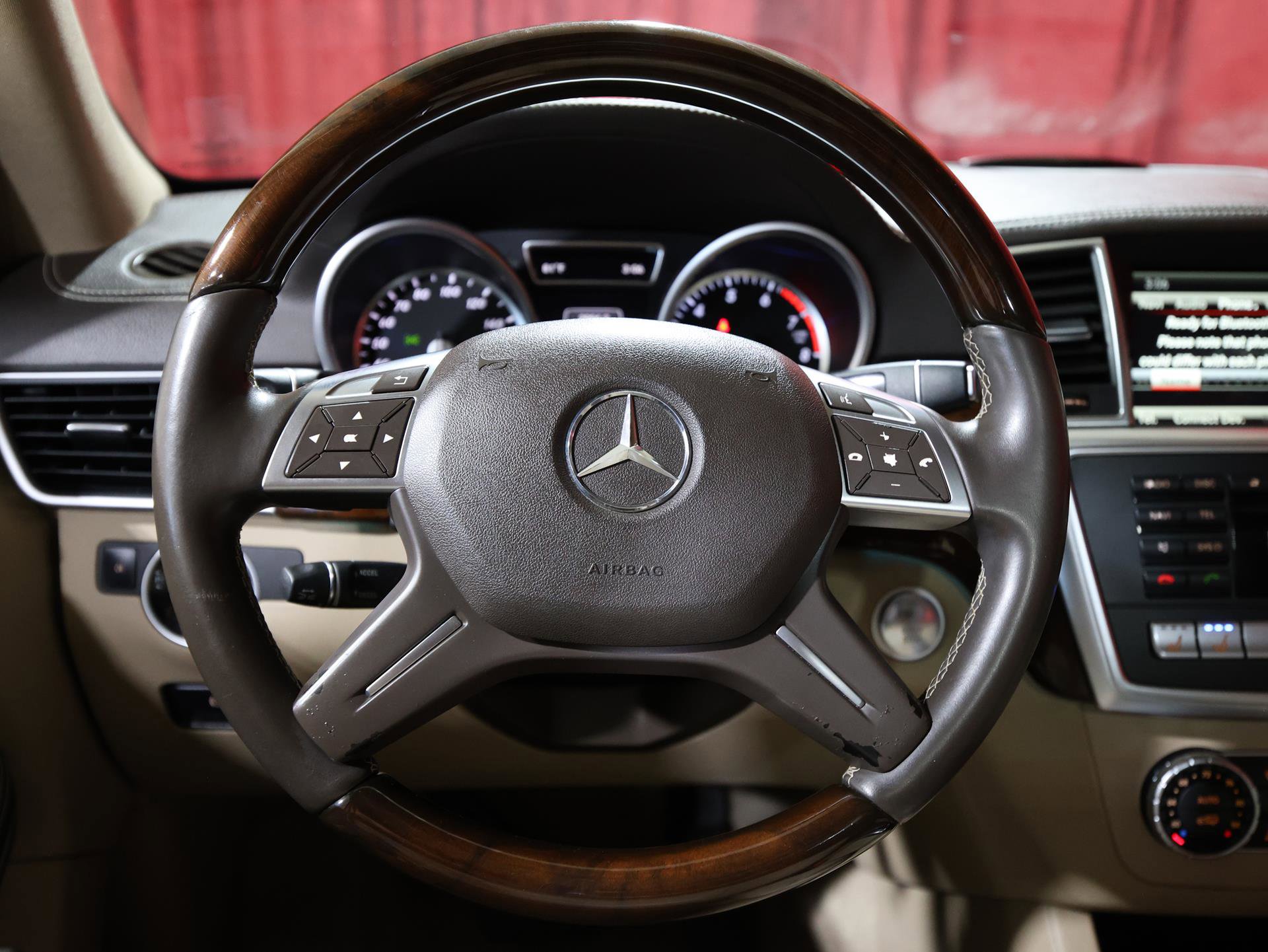 Used 2015 Mercedes-Benz GL 550 4MATIC w/ Driver Assistance Package image 17
