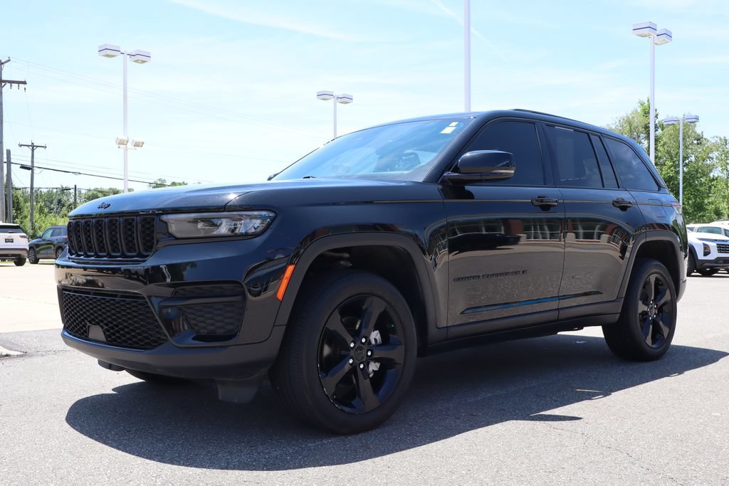 Used 2024 Jeep Grand Cherokee Altitude AWD/4WD image 8