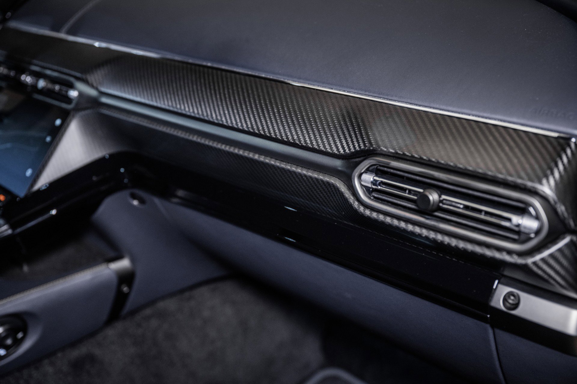 Used 2025 Aston Martin V8 Vantage Coupe image 38