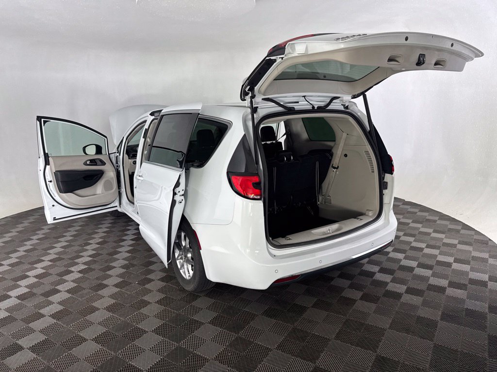 Used 2023 Chrysler Pacifica Touring-L FWD image 18