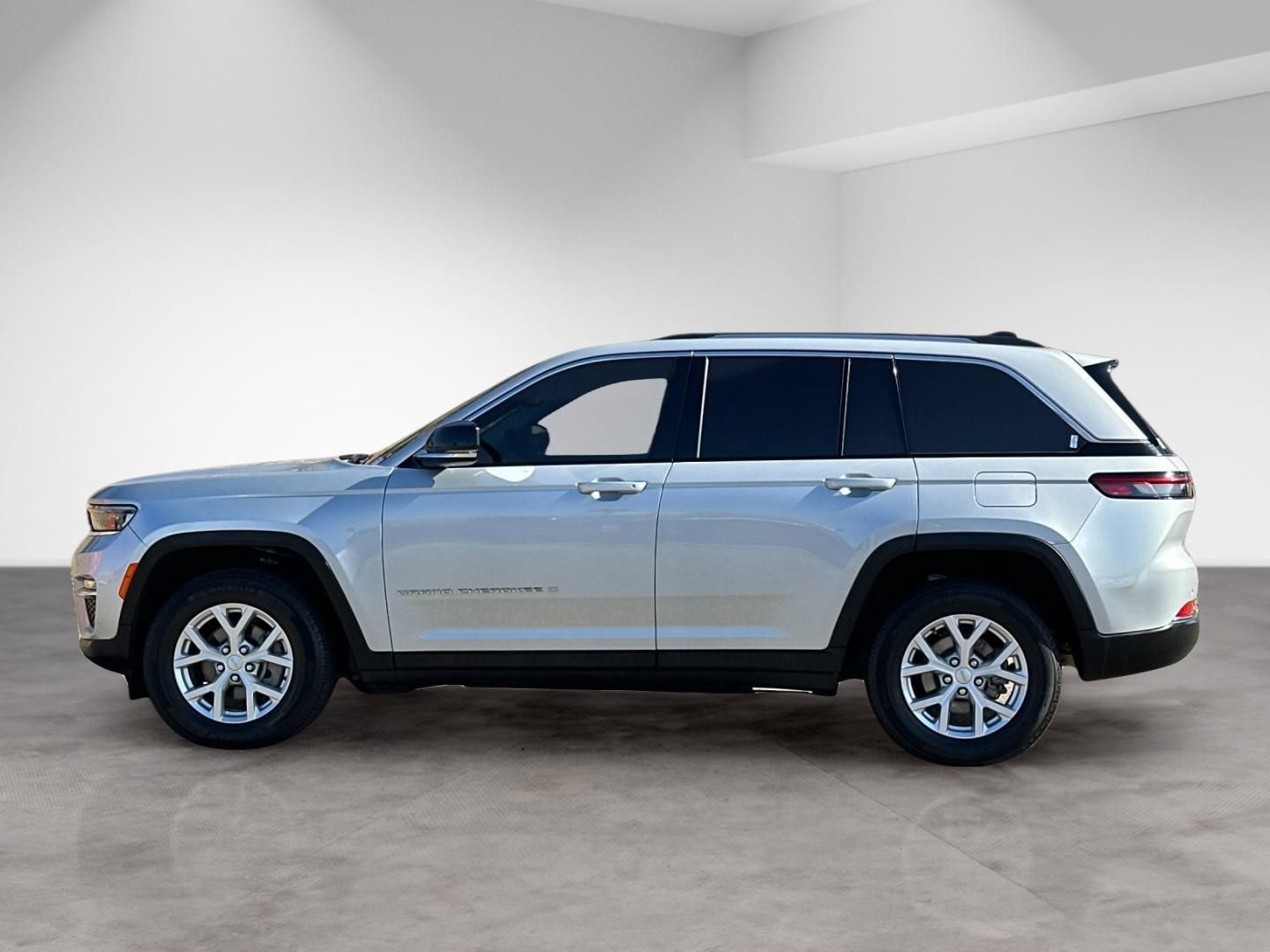 Used 2023 Jeep Grand Cherokee Limited w/ Trailer Tow Prep Group (B) AWD/4WD image 2