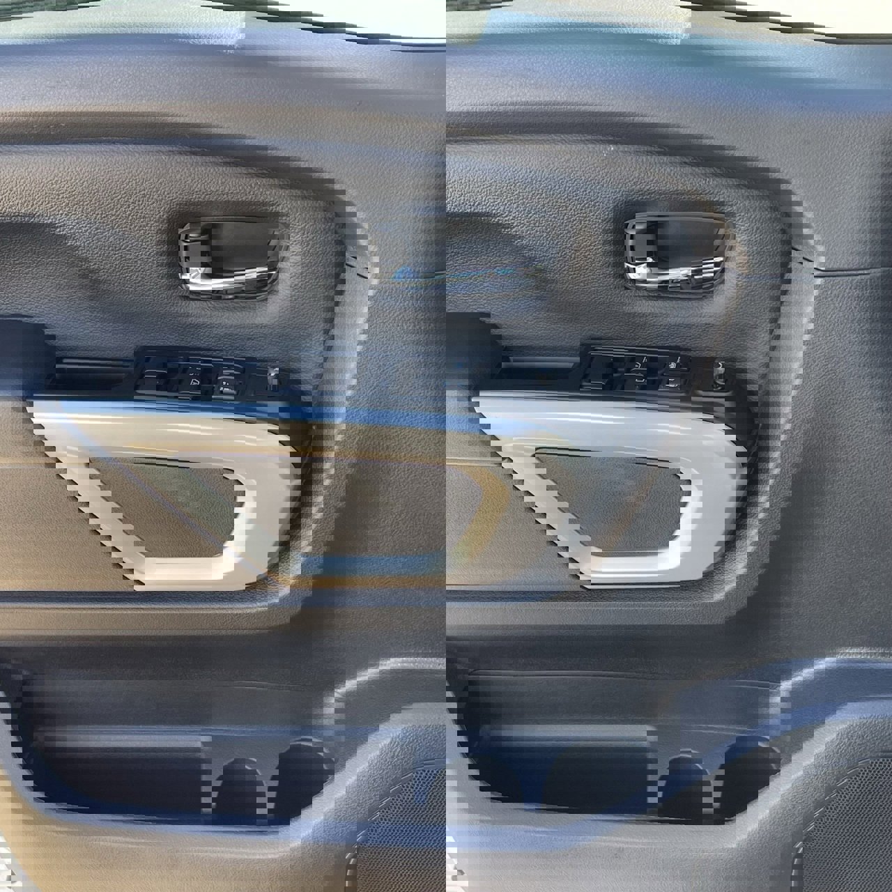 Used 2024 Nissan Titan SV w/ SV Convenience Package image 20