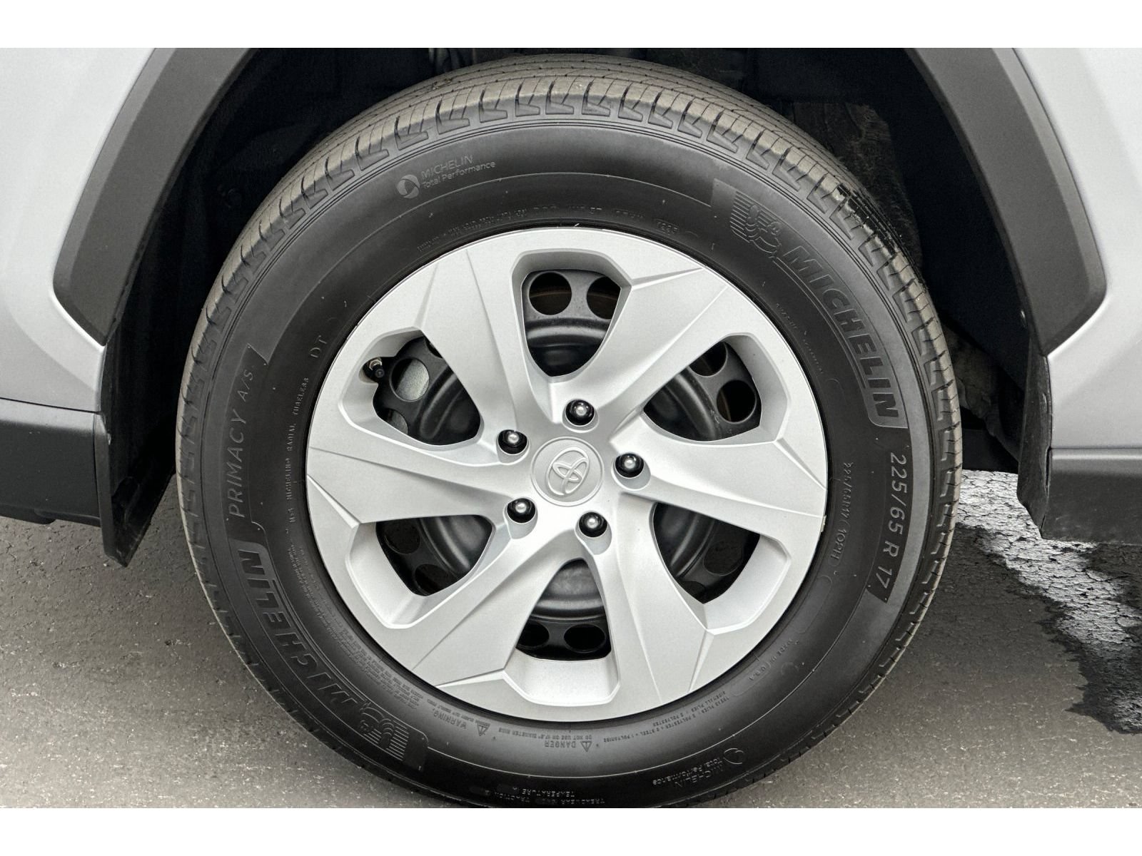 Used 2025 Toyota RAV4 LE AWD/4WD image 32