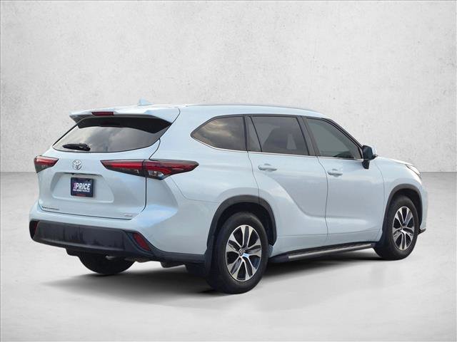 Used 2024 Toyota Highlander XLE FWD image 5