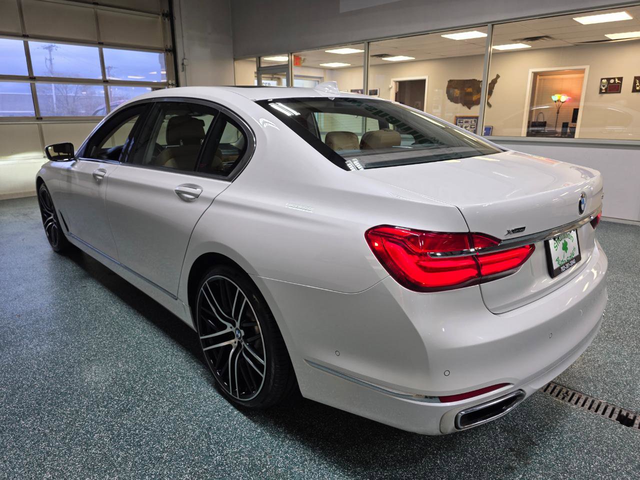Used 2017 BMW 740i xDrive image 9