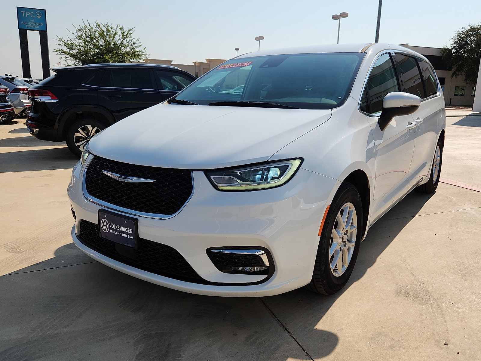 Used 2023 Chrysler Pacifica Touring-L FWD image 2