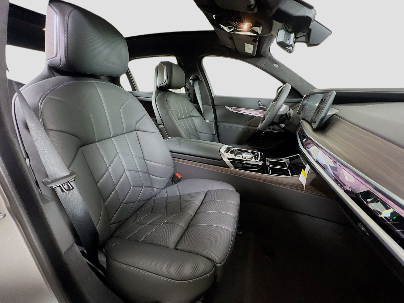 New 2025 BMW i7 xDrive60 AWD/4WD image 30