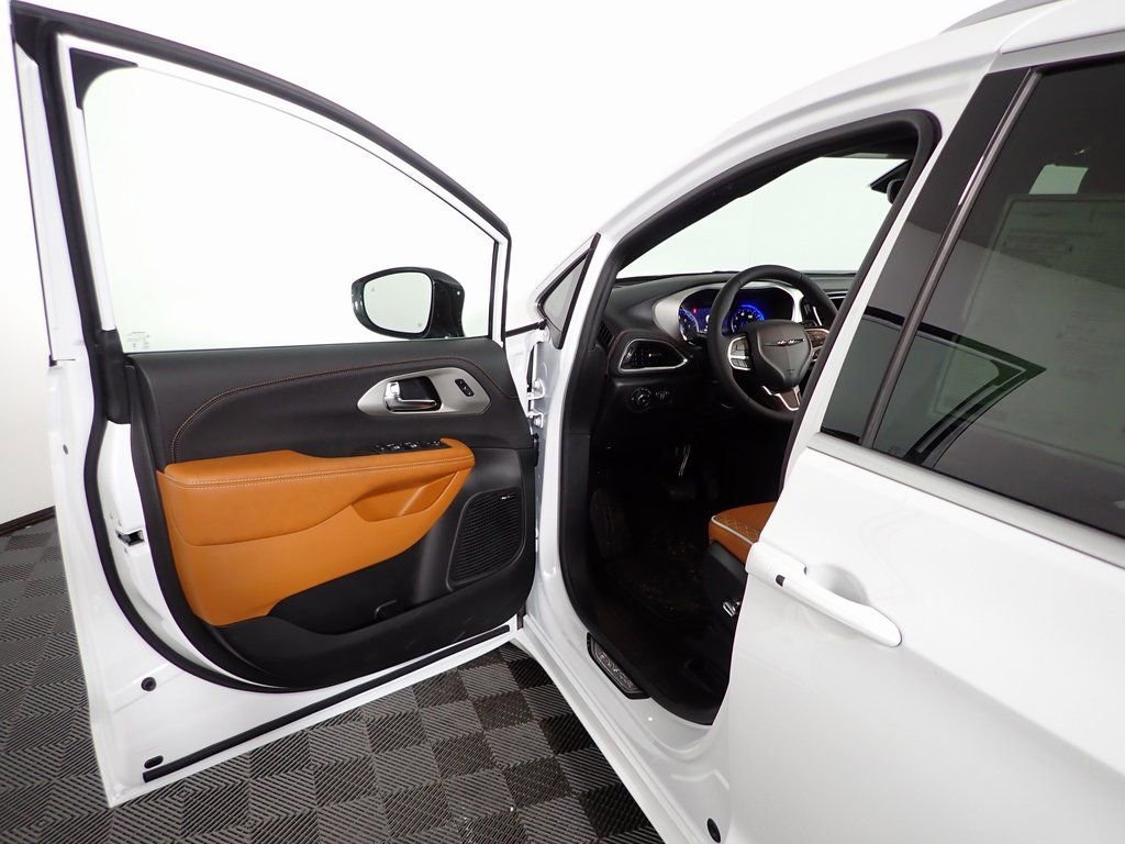 New 2026 Chrysler Pacifica Pinnacle FWD image 25