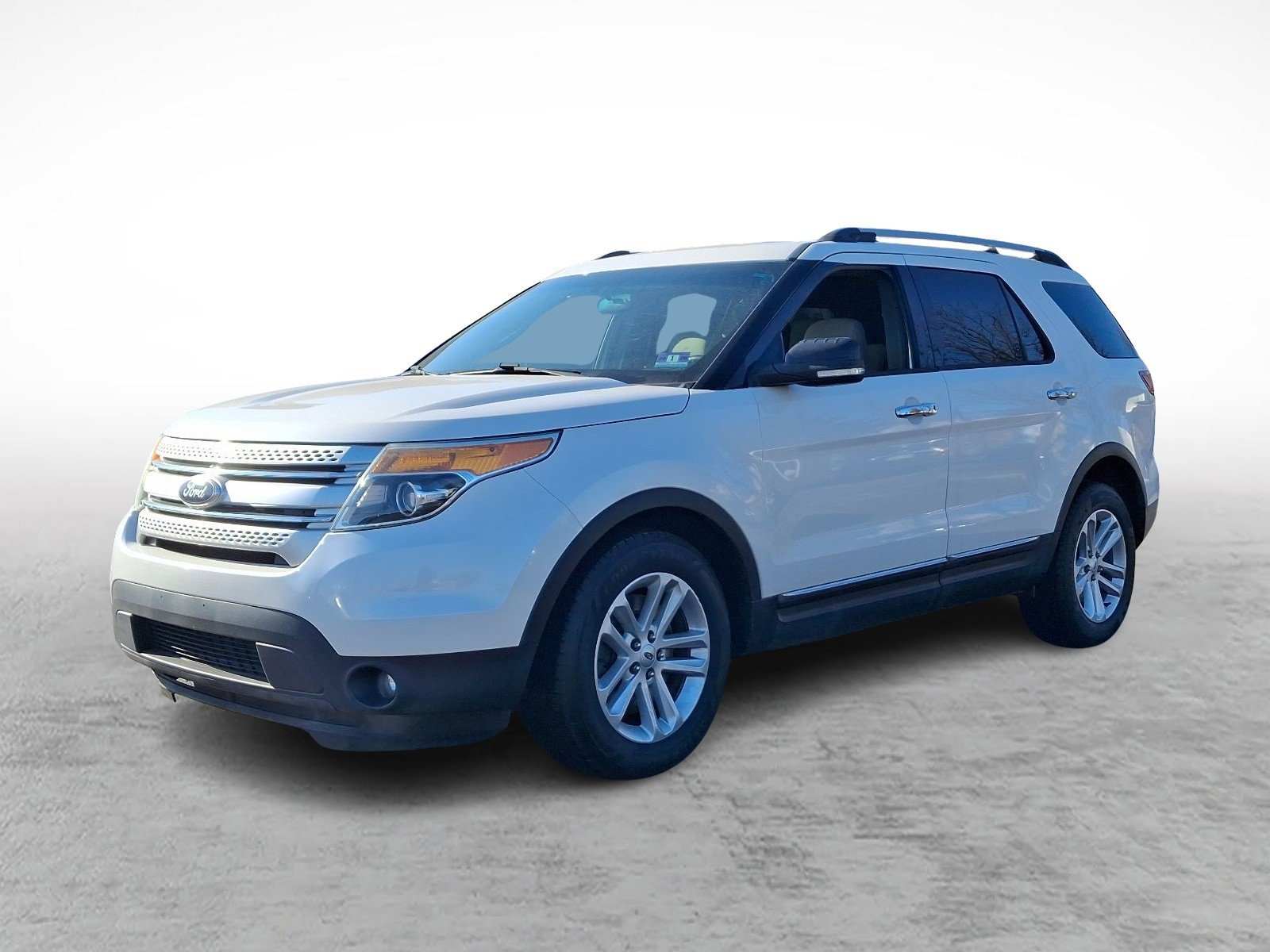 Used 2015 Ford Explorer XLT image 3