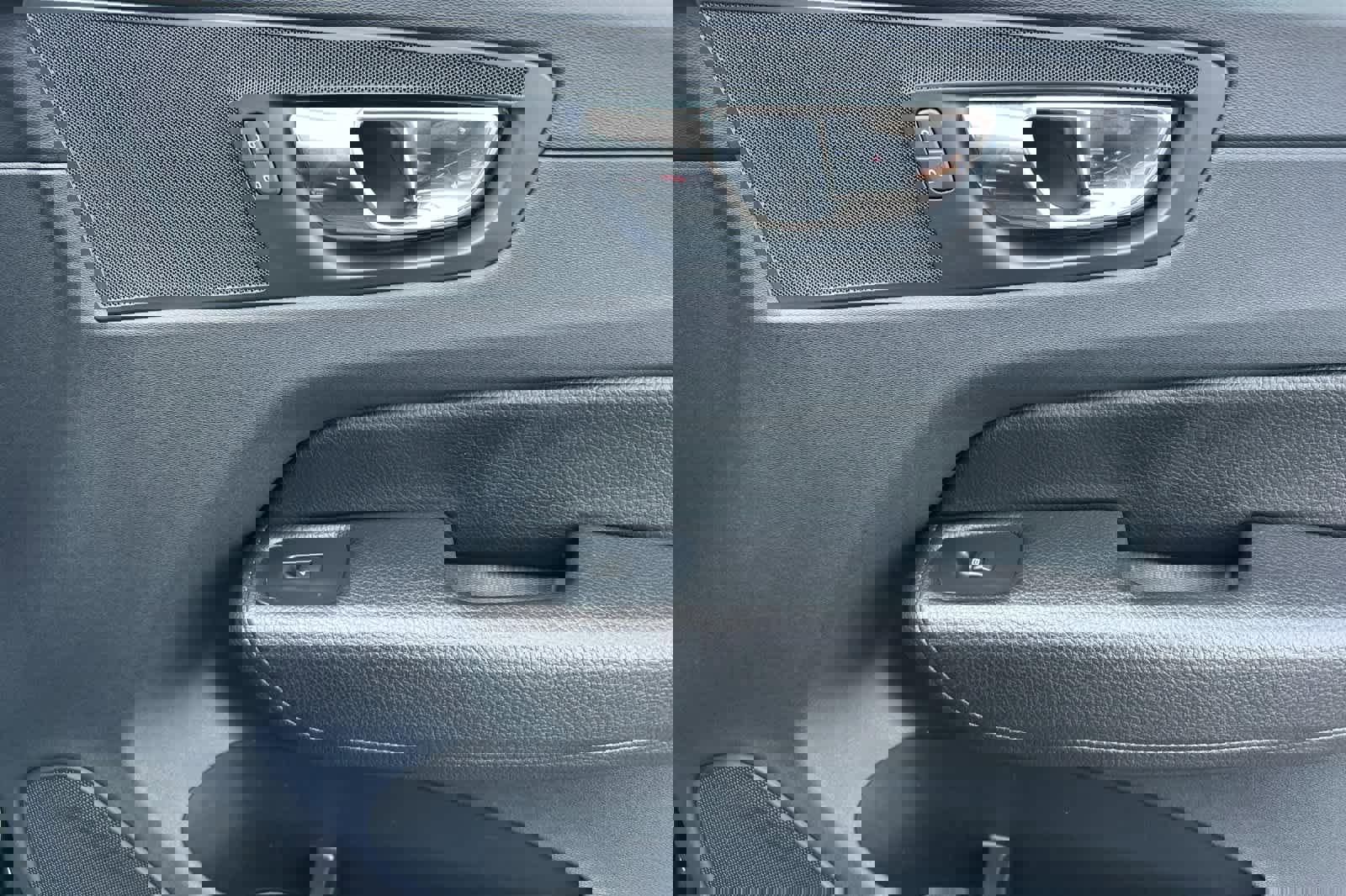 Used 2018 Volvo XC60 T5 Momentum w/ Convenience Package image 18