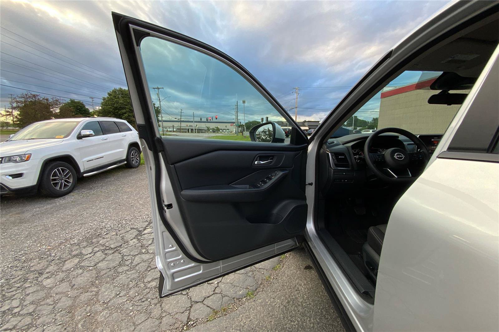 Used 2024 Nissan Rogue SV AWD/4WD image 19