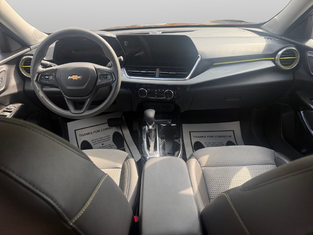 Used 2025 Chevrolet Trax LT FWD image 14